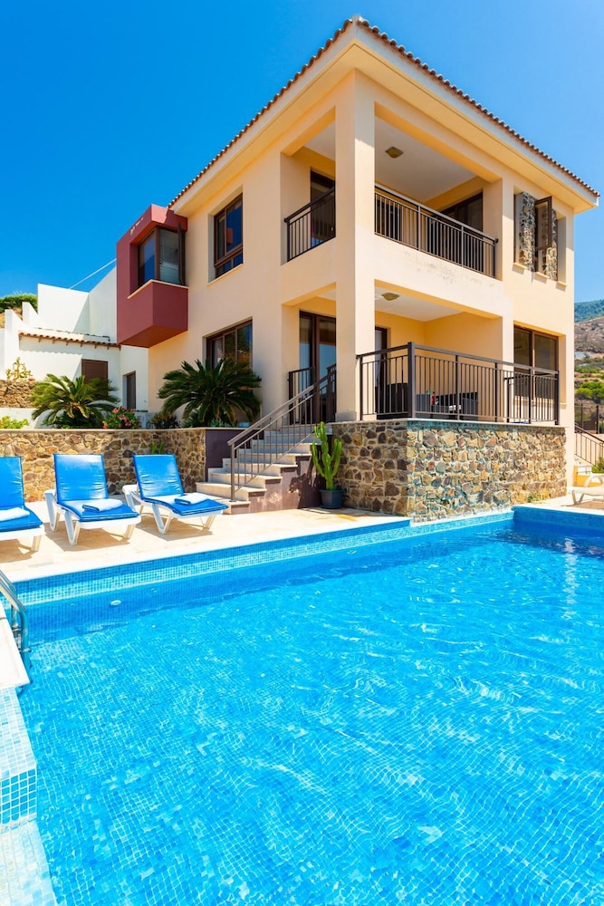 Villa Mermaid in Pomos