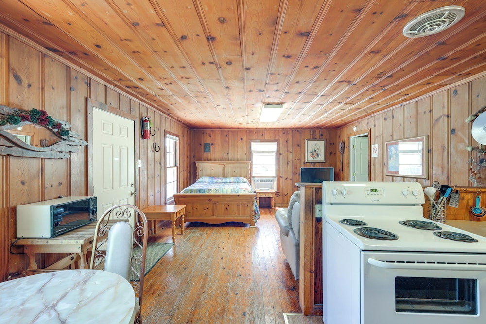 On-site Trails! Cozy Whitney Cottage 2 Mi to Lake