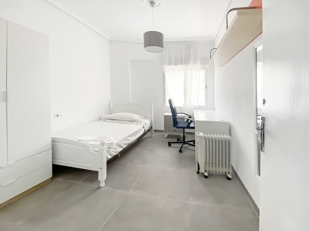 Elegant 4 beds train station upto 6 Pax