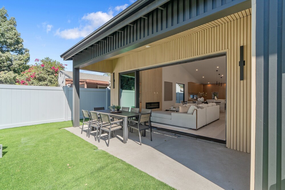 Noble Modern - Urban Sanctuary in Sherman Oaks With Poolside and Patio