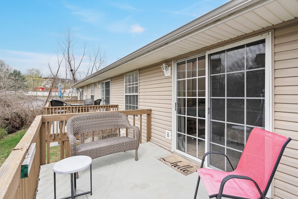 Branson Getaway - Condo for 6 in Epic Location! view 3
