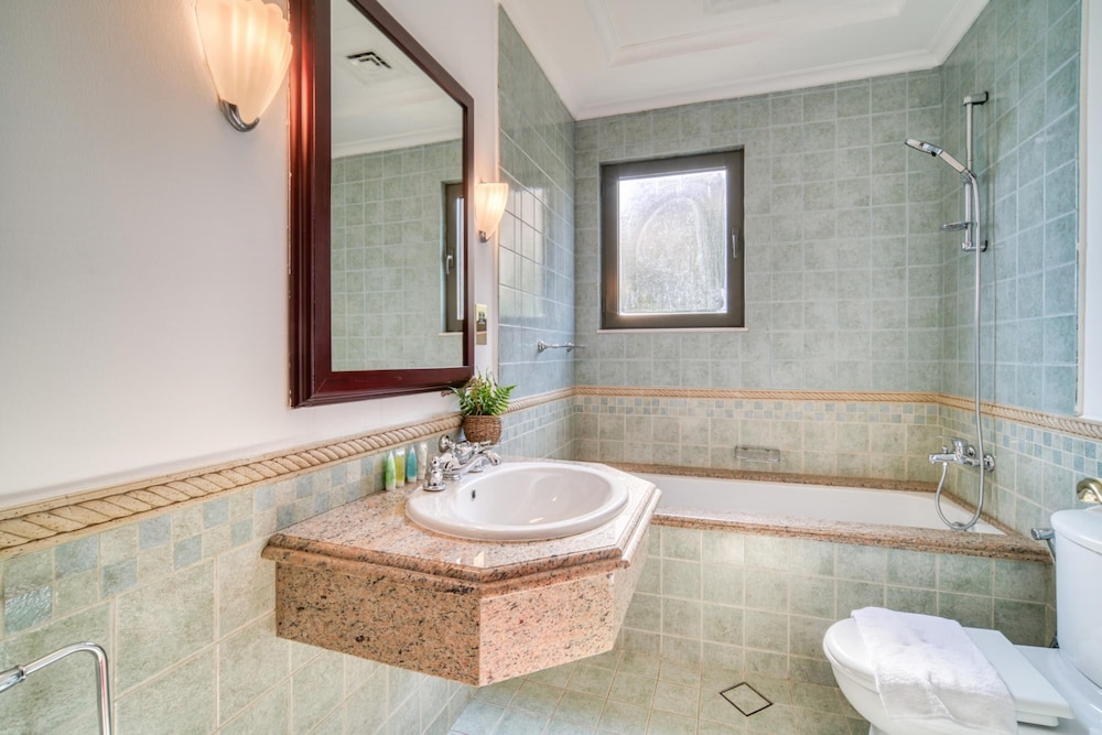 Exclusive 6BR Palm Villa w Private Pool and Beach