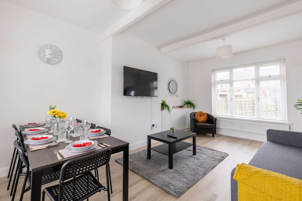 Free Parking - 4 Bedroom House