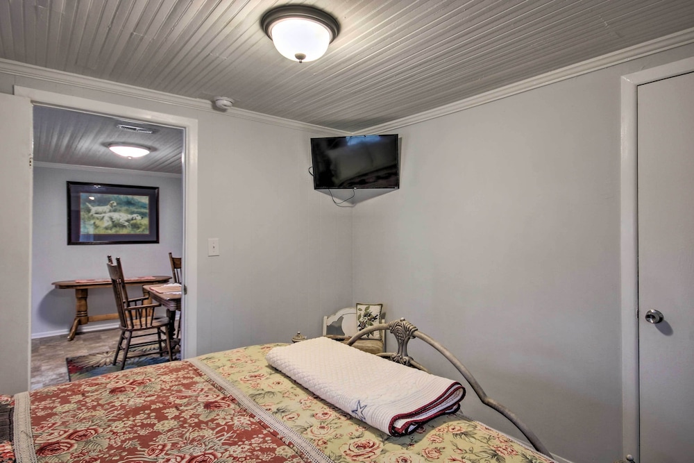 2 Mi to Lake Hartwell: Charming Southern Cottage view 3