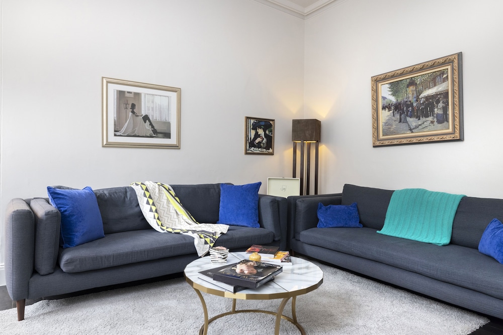 JOIVY Iconic Cockburn Street 4 Bedroom Apartment: Heart of Old Town view 2
