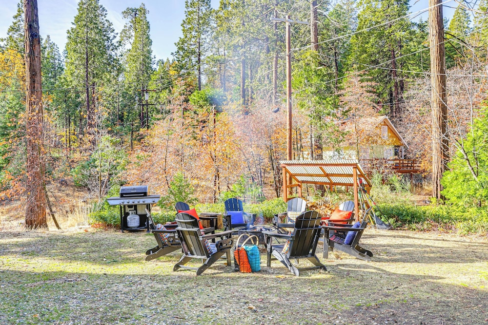 Walk to Golf, Lake: Twain Harte Cabin w/ Fireplace