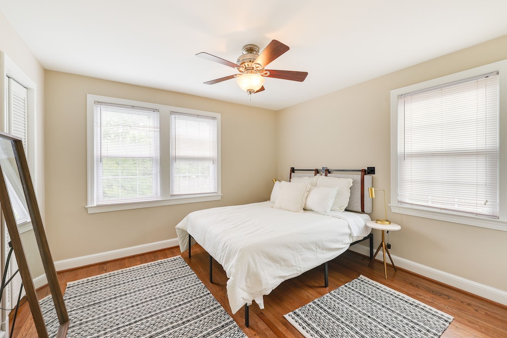 Modern Alexandria Townhome ~ 2 Mi to Old Town! view 3