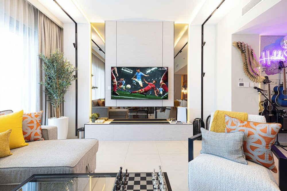 DVH Luxe Retreat 4BR Burj View Apartment