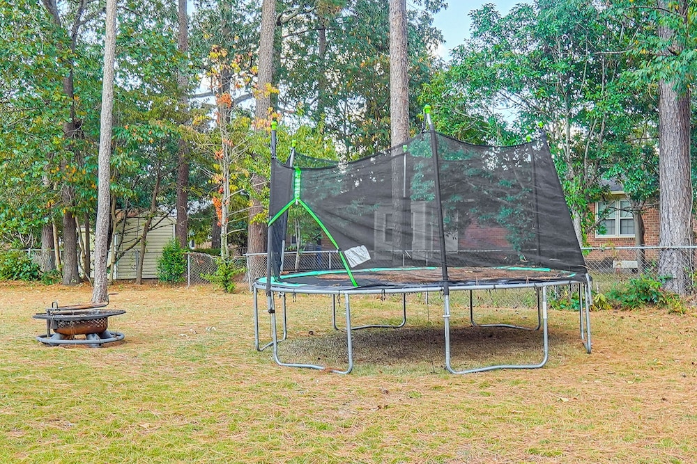 5 Mi to Fort Bragg: Family Gem Near Parks & Trails
