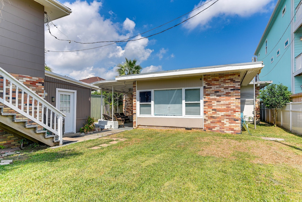 Walk to Beach: Cozy Unit in Galveston!
