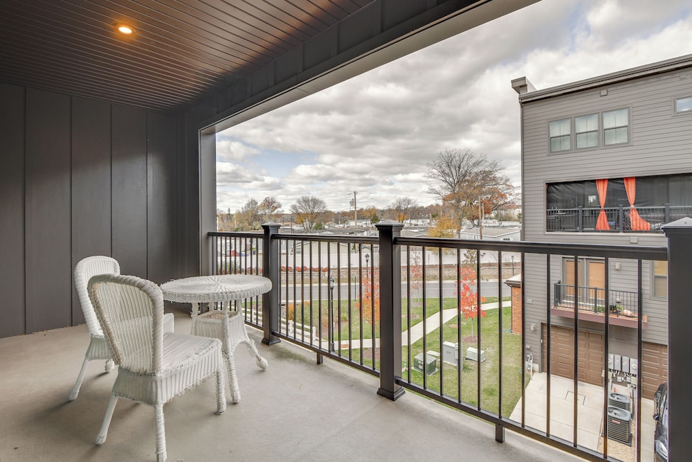 Townhome at Laurel Park: Modern & Spacious Getaway