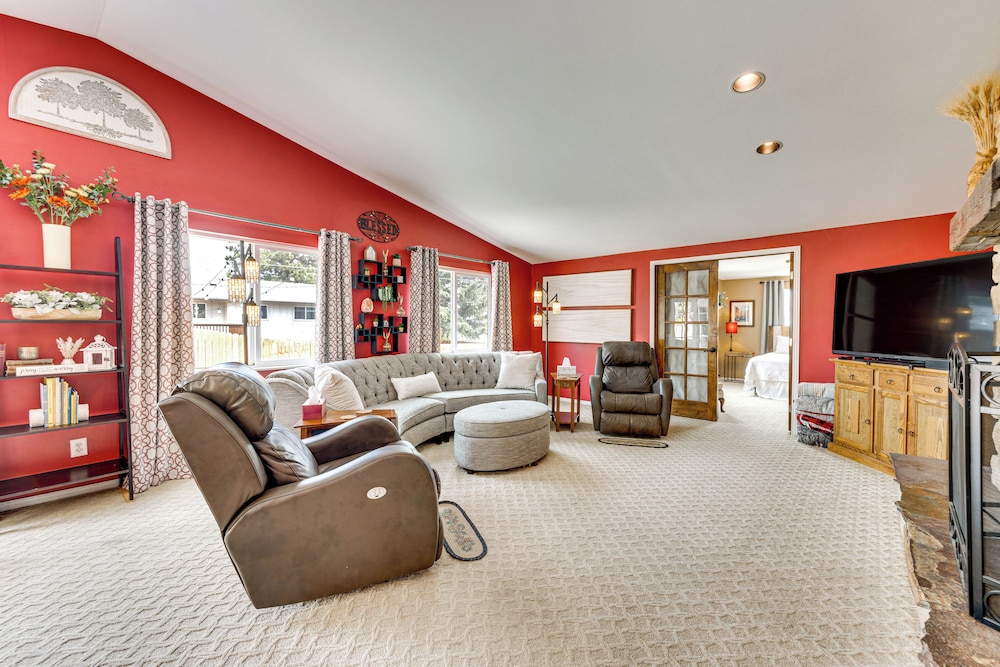 1 Mi to Attractions: Getaway w/ Mtn Views!