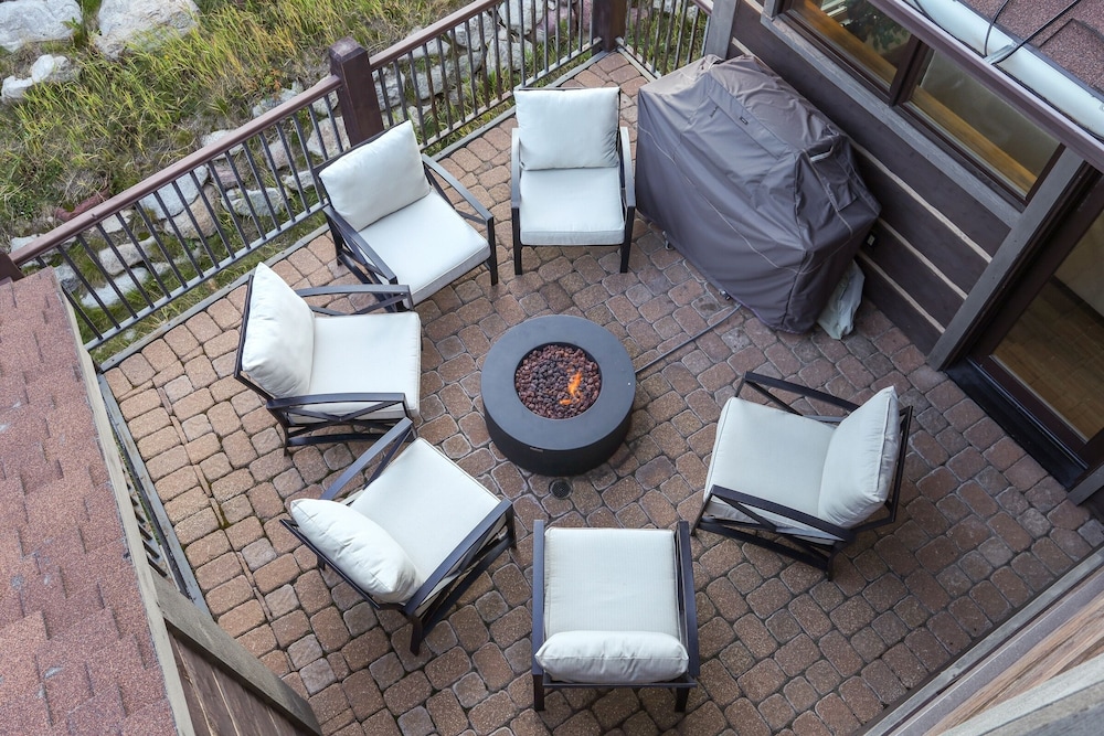 Incredible Executive Private Pet Friendly Home - LR902 by RedAwning
