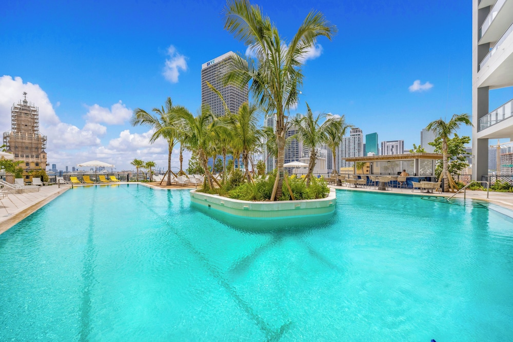 Skyline Chic Downtown Studio Getaway