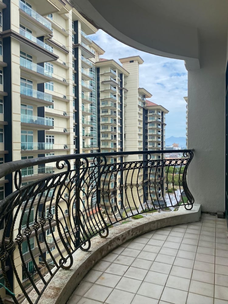 3R Balcony & Wifi Haven