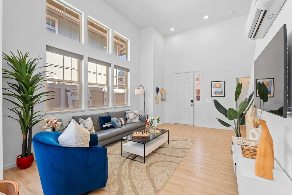 Sleeps 16, 2 Homes Ocean Views, Shared Pool + Gym, Near the Beach Avantstay