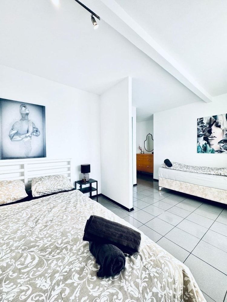 7 private Rooms in a spacious Villa