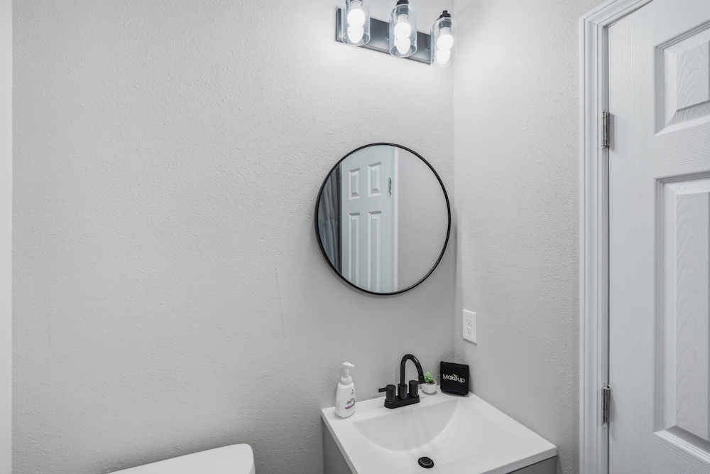 Spacious 3BR Retreat Near Downtown River Walk