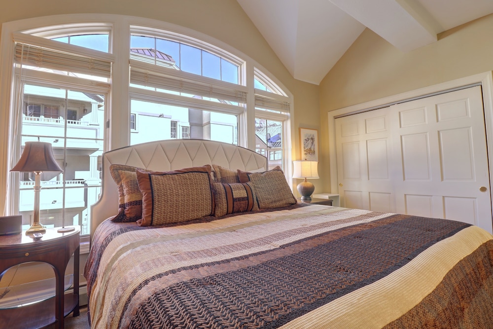 Spacious Slope-side Ski-In Ski-Out Town Home, Private Garage - ER12 by Redawning view 2