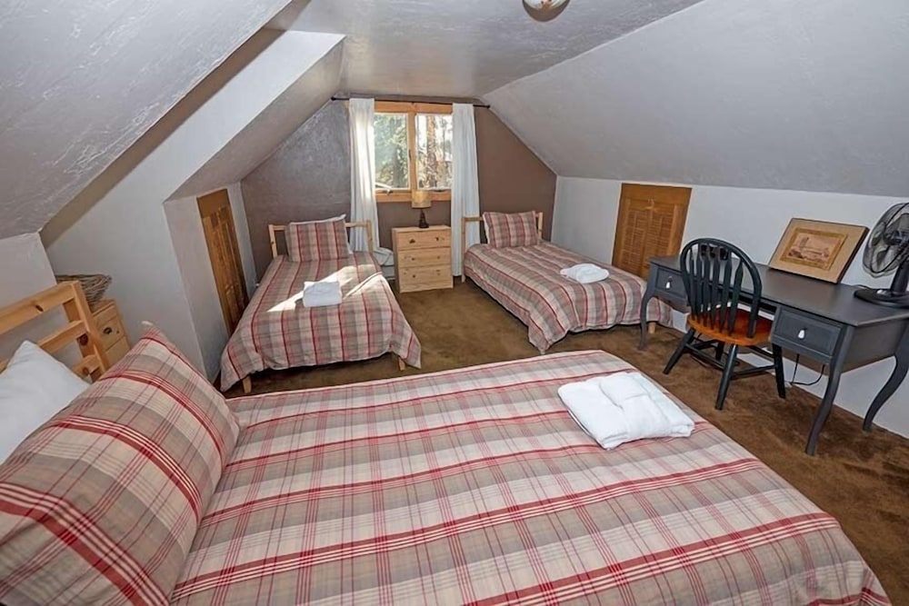 750 Stanford Avenue 3 Bedroom Cabin by RedAwning view 5