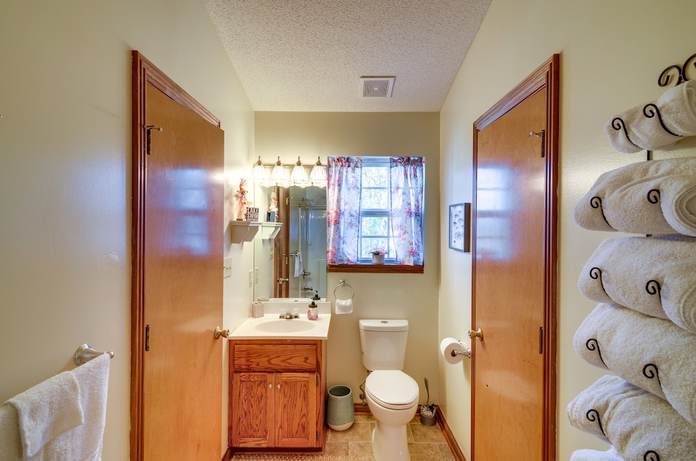 Burnside Resort Cabin w/ Hot Tub & Outdoor Spots!
