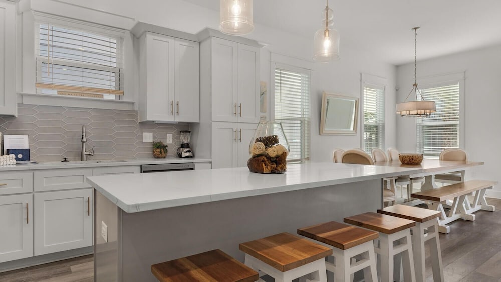 Sleep up to 28 - 2 Homes Side by Side - Close to Beach & Community Pool!