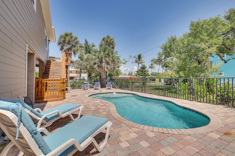 1 Mi to Fort Myers Beach Access! Chic Coastal Home