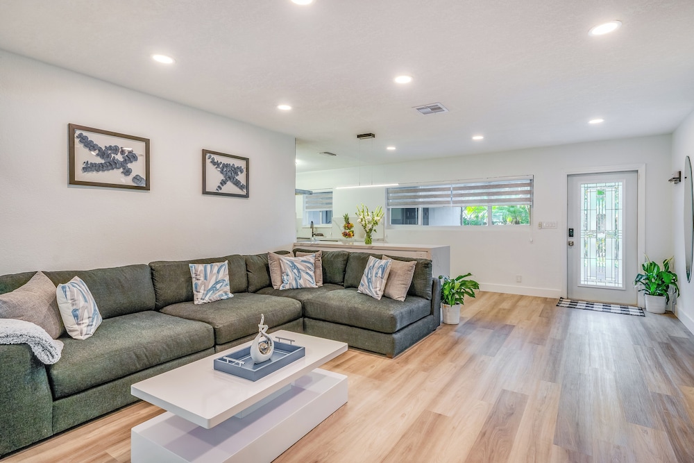 Friendly Fox Luxury Home with Pool & Spa