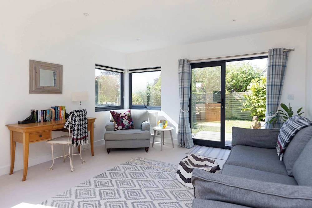 Spacious Coastal Retreat for 10 in West Wittering