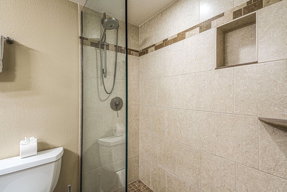 Kamaole Sands 5-303 - Contemporary, Ocean Views, Prime Courtyard Location, AC