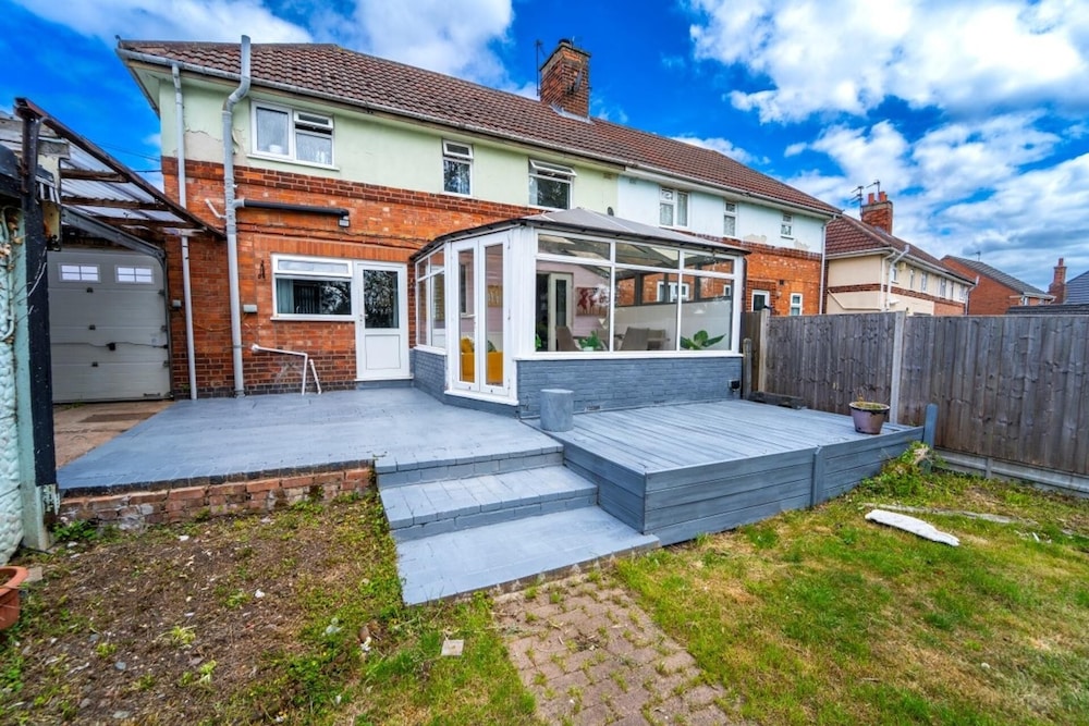 3 Bed House - Sleeps 5 - Pets - Garden - Parking