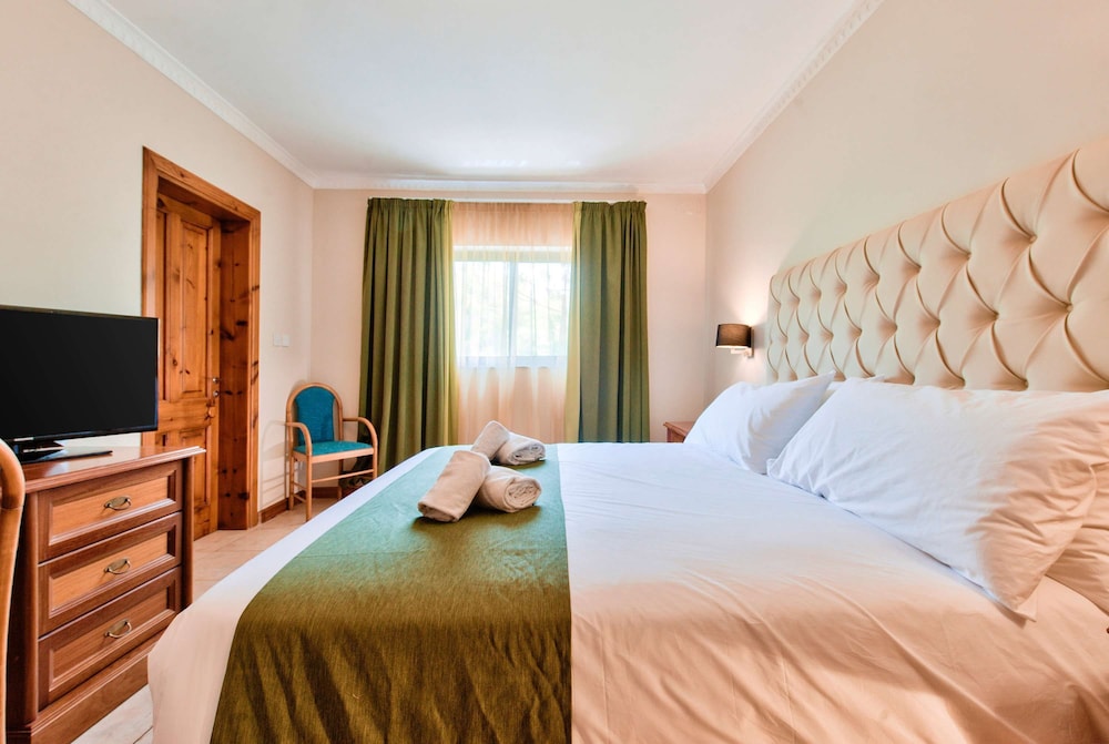 Villa Gardenia - 5 Bedroom Holiday Villa With Pool