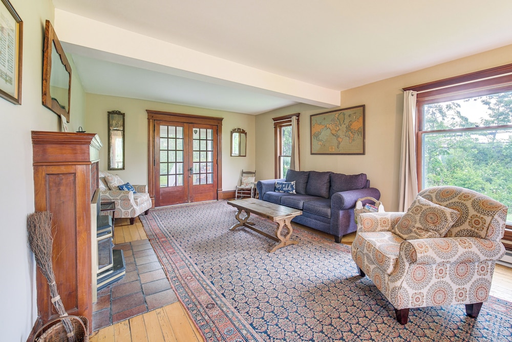 2 Mi to Chardon Square: Spacious Farmhouse