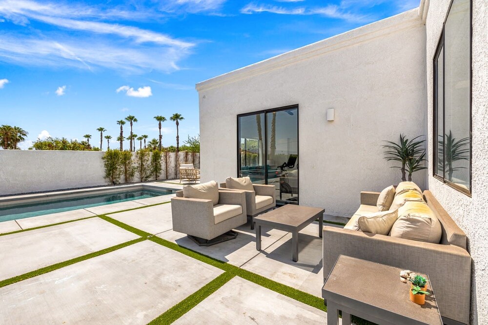 The Lighthouse- Monthly 4 bd 4 bth Pool Spa
