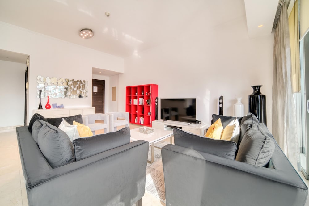 Big Bright Luxury Marina View Apt Near Beach