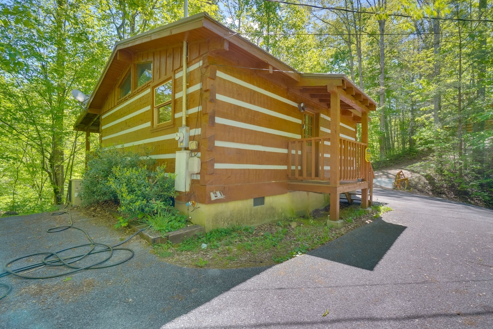 Gatlinburg Cabin w/ Hot Tub ~ 6 Mi to Downtown!