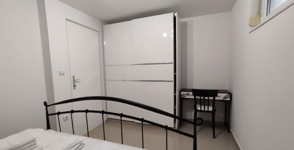 Neven - Economic Apartment Close to sea - A1 Prizemlje view 2