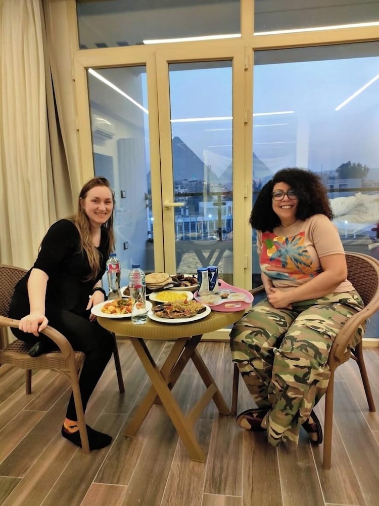 Roone Pyramids View Inn