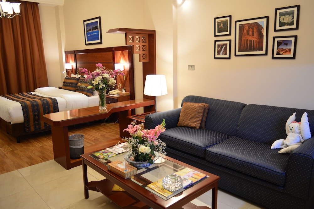Comfort Hotel Suites