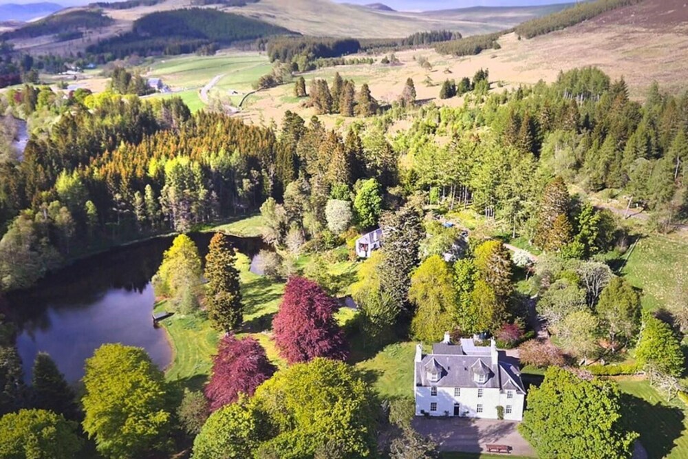Charming 10-bed House in Blairgowrie view 2