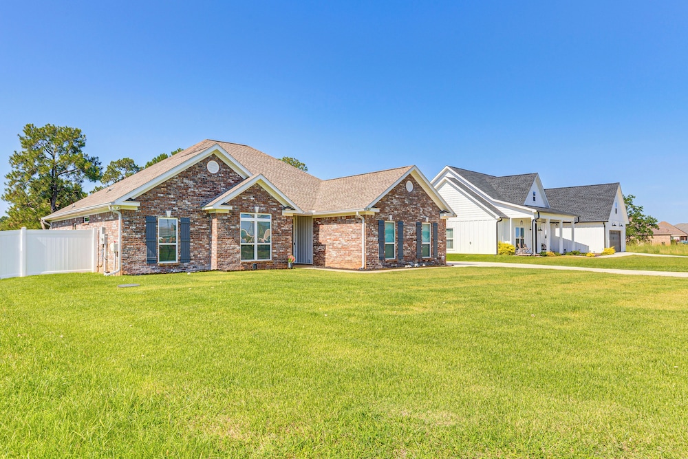Suburban Bliss! Cozy Home w/ Neighborhood Perks
