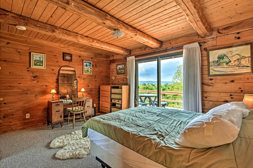 Peaceful Bedford Escape: Deck & Stunning Views! view 5