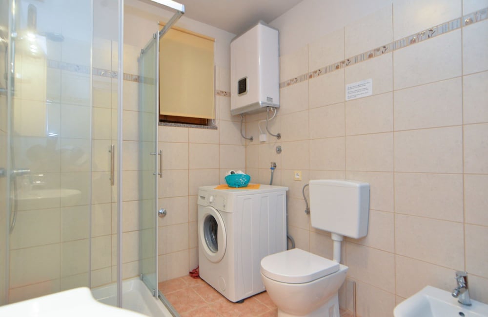 Apartment 877