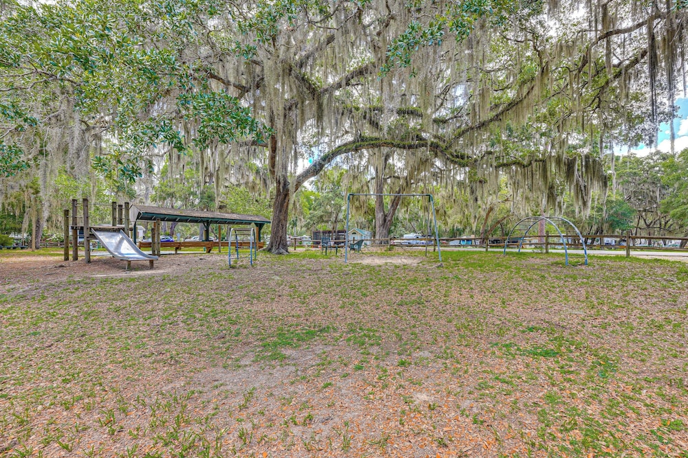 Steps to Lake Kerr: Home w/ Pool & Hot Tub Access!