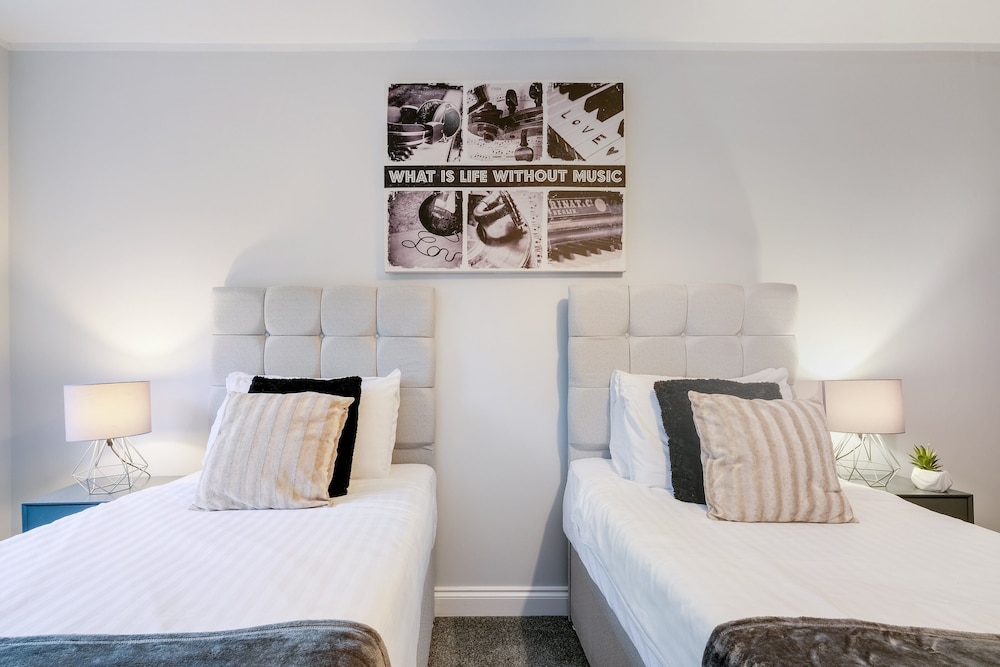 2 Bdrm Penthouse with parking Wycombe view 5