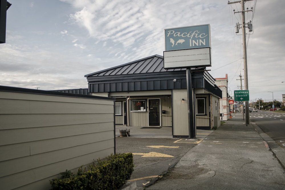 Hotel Pacific Inn - Image 1