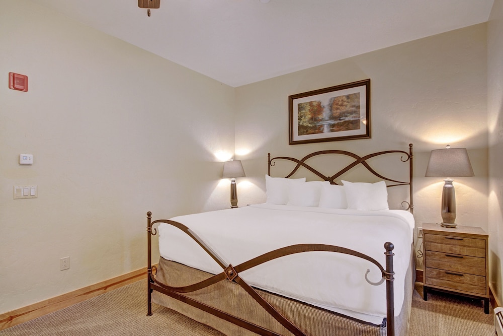Ski-in 2br W/luxe Decor Steps To Winter Activities 2 Bedroom Townhouse by RedAwning