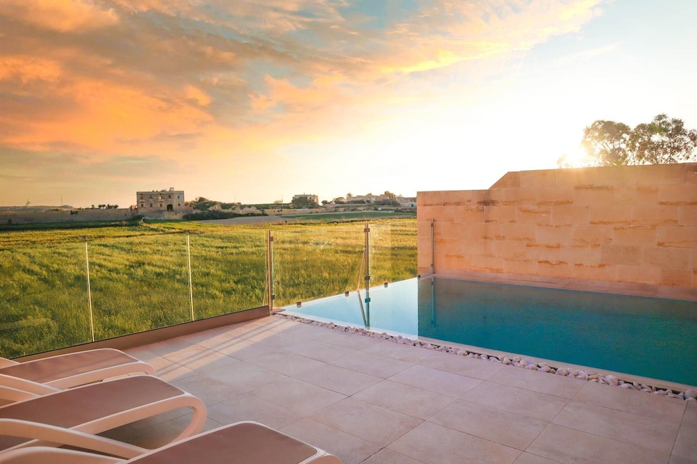 Amazing 4 Bedroom Holiday Home With Infinity Pool view 2