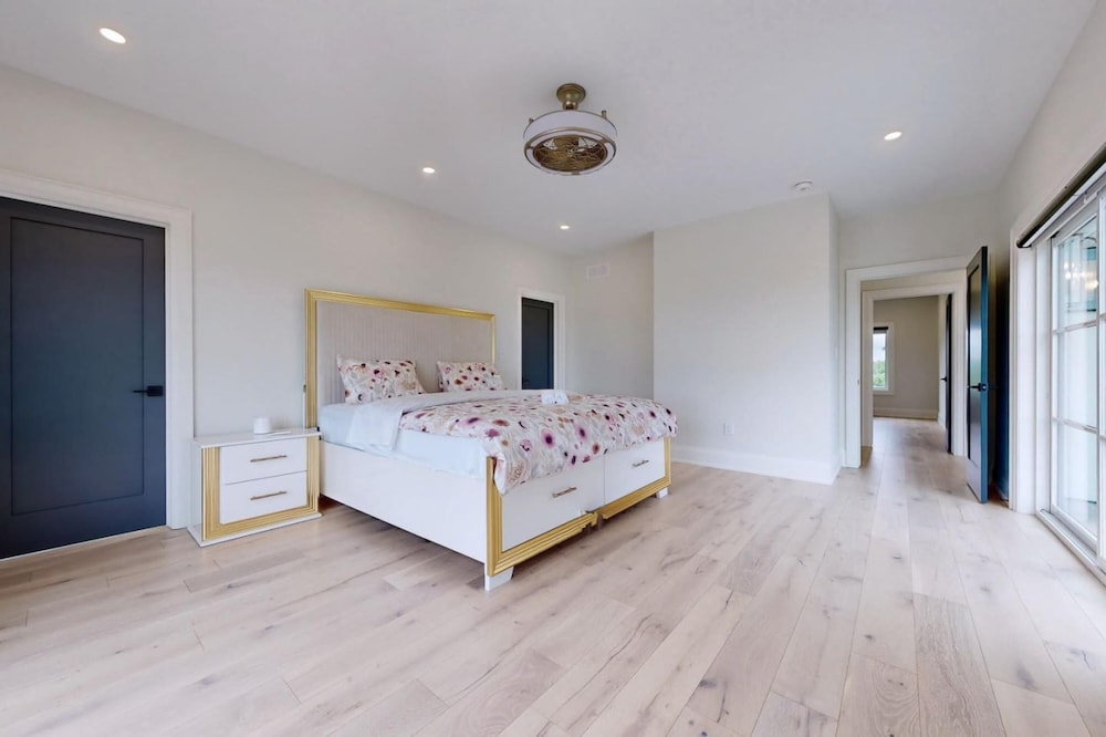 Lucky Mansion Luxury Villa in Fort Erie