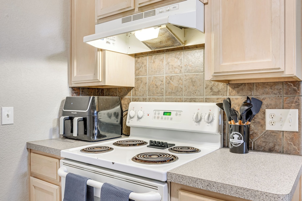 14 Mi to Dtwn Okc: Edmond Gem w/ Fenced Yard!